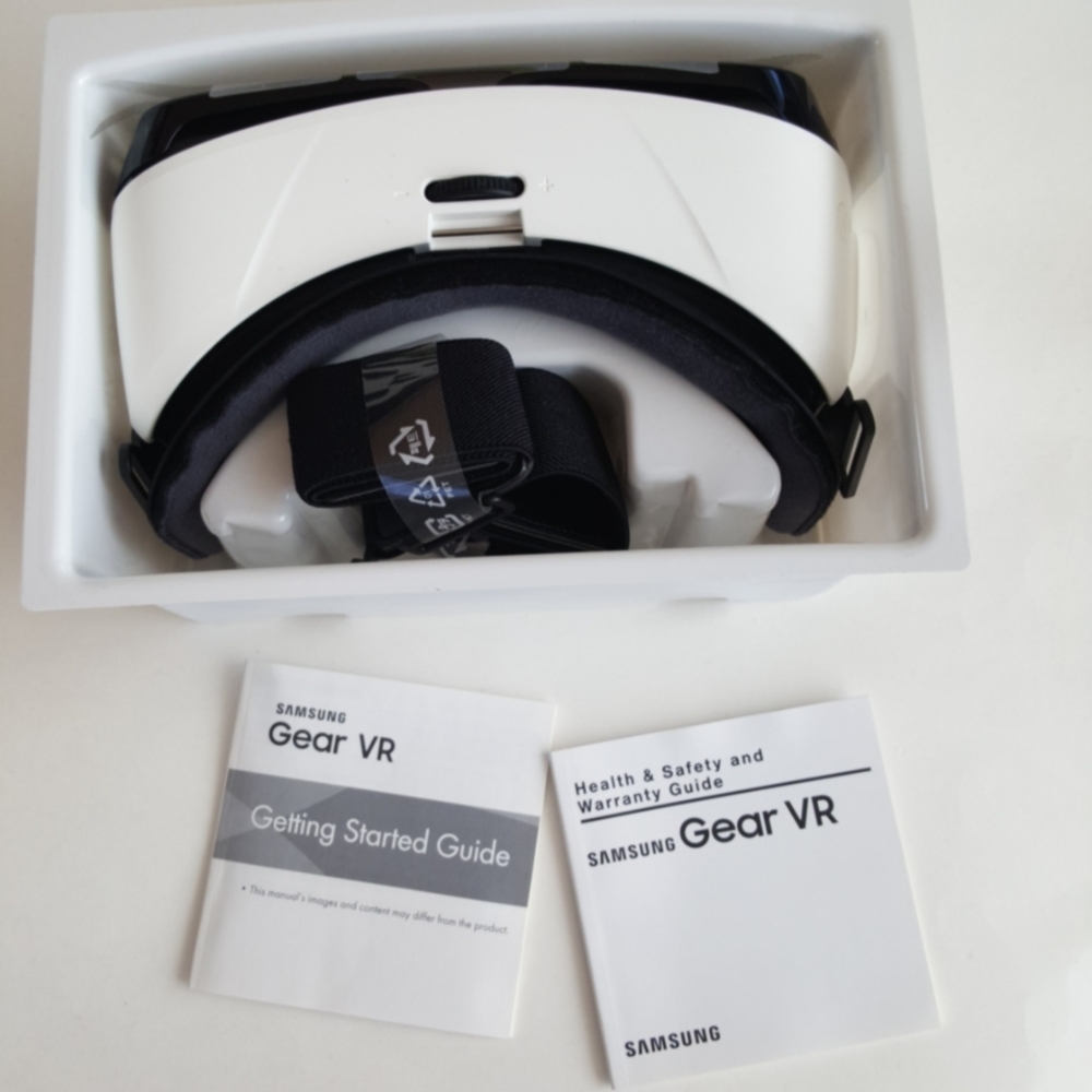 Samsung Gear VR Goggles New in Box Powered by Oculus